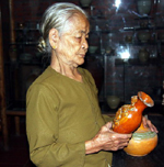 Bà Trương Thị Hòa bên một sản phẩm của dòng gốm Kim Môn năm xưa